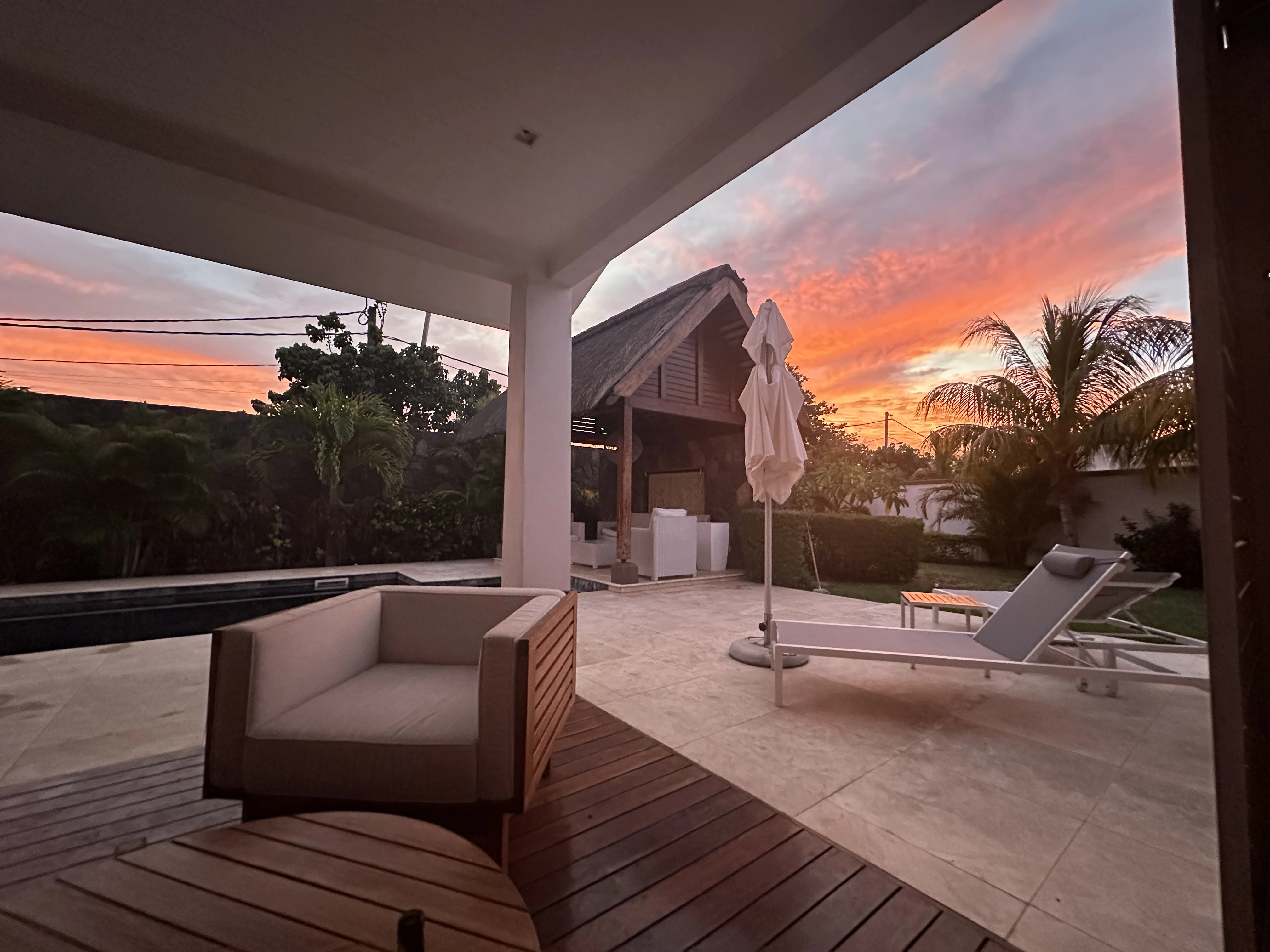Terrasse extérieure avec piscine